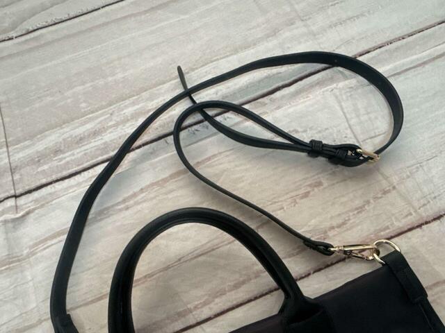 取り外し可能なショルダーストラップ付き