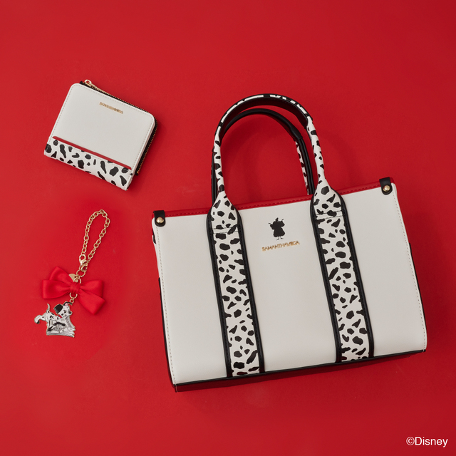 ハンドバッグ ￥22,000、折財布 ￥17,600、バッグチャーム ￥5,500｜サマンサベガ ディズニーヴィランズ「クルエラ」コレクション