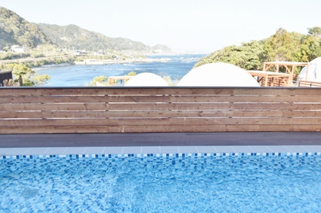 海とドームテントを望むラグジュアリーな景色