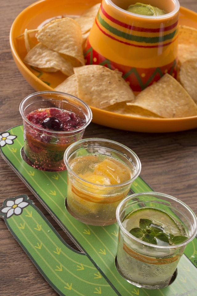 トレスフルータスカクテルはミックスベリー、マンゴー、ライムのテキーラベース