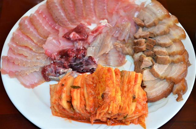 本場・全羅道で食べたエイと豚肉とキムチの盛り合わせ
