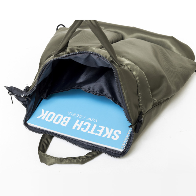 肉厚な中綿でクッション性を実現した軽量3WAYバッグ GUARD HELMET BAG BOOK KHAKI　3,278円(税込)