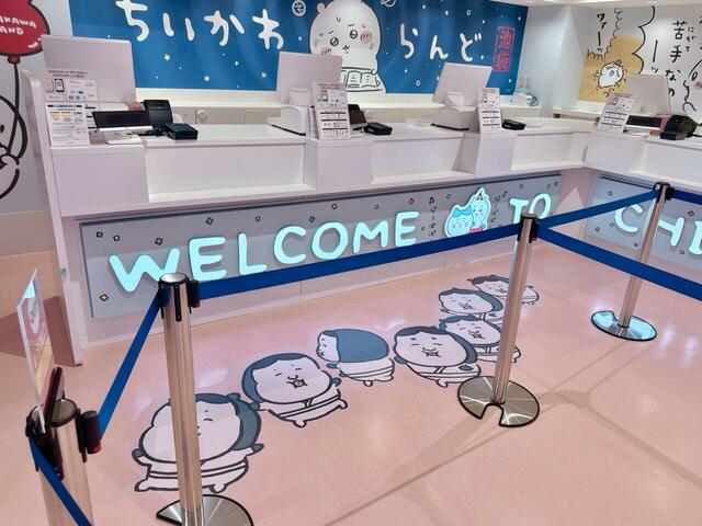 特に注目したいのはレジ下の装飾。「WELCOME TO CHIIKAWA LAND」のロゴのライト♪
