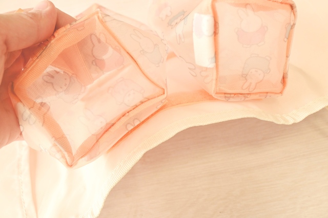 【宝島社『素敵なあの人 2026年3月号』特別付録】ポーチはケースに貼って収納が可能。テープはとてもしっかりしているのではがれにくいです