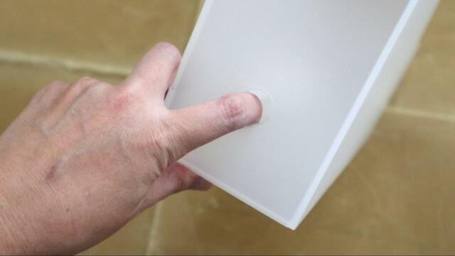 【ニトリ A4ファイルスタンド Nオール】背面には指がひっかけられる穴あり