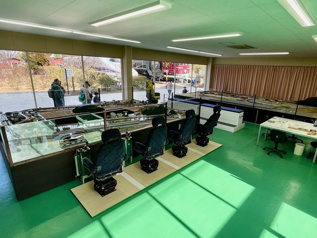 【ユメノバ】ジオラマ・ゲーム館のジオラマ。左が4人で操作するNゲージ。右が自動運転のHOゲージ