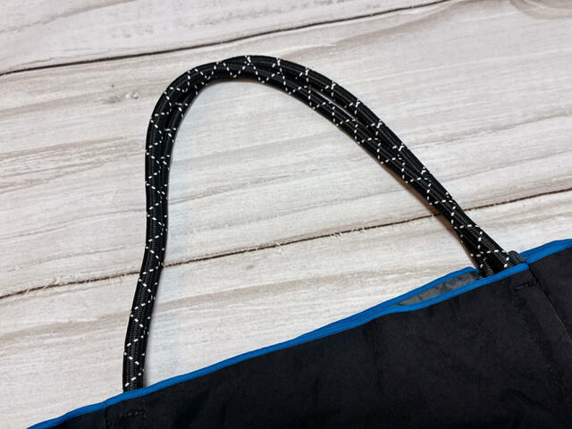 持ち手の長さは（約）47cm。長めに設計されているため、肩がけが可能！