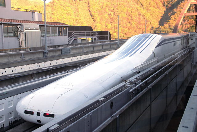 体験乗車終了後、窓越しに眺められるリニアの雄姿