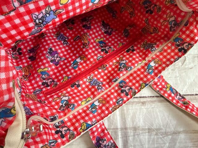 内側にはファスナーポケットが1つついています