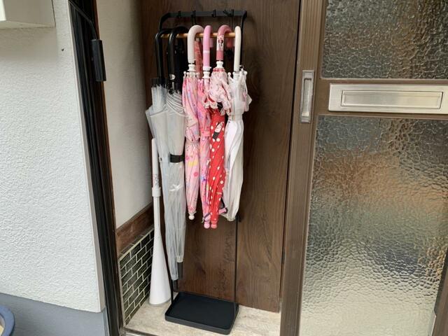 【山崎実業 引っかけアンブレラスタンド】統一感のない傘でも、整っているように見えます