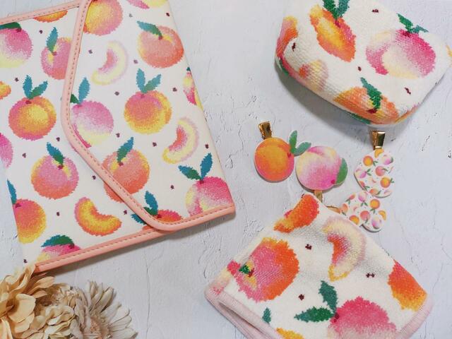 LOVERARY BY FEILERには、ポップでキュートなデザインのアイテムがたくさん♪【LOVERARY BY FEILER（ラブラリー バイ フェイラー）多機能ケースBOOK　STRAWBERRY DOTS】発売日：2023年7月7日、価格：2,695円（税込）