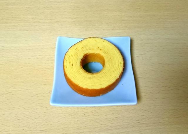 【フルール　しっとりなめらかおとなのばうむ。　16個　1398円】小振りなので、あともう1個の誘惑が……