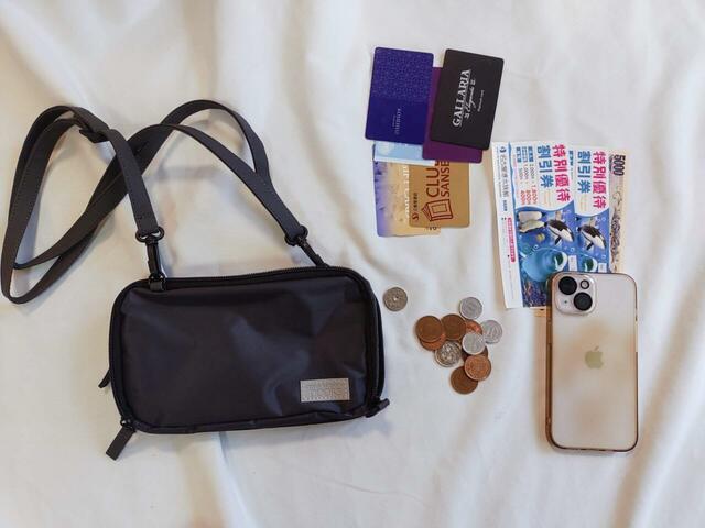 携帯、お札やコインが入る