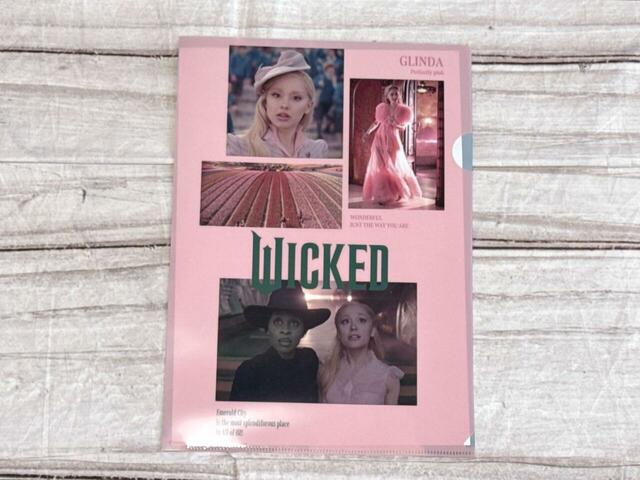 グリンダデザインのもの。ピンクを基調とし、劇中のシーンがデザインされています