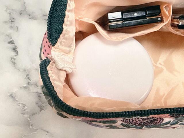 感動ポイント1:マチが広いので、フェイスパウダーを立てずに収納可能なのが地味にうれしいポイント!