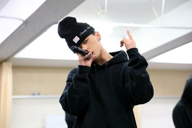 クールな表情を見せるYUGA SHIBUTANI