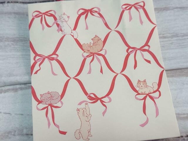 リボンと戯れる猫の総柄がなんともキュート！