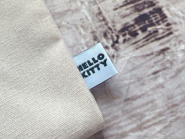 下部にはハローキティのロゴタグつき