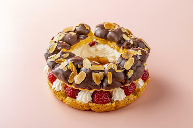 「黒いちごのパリーブレスト」＜期間：2026年3月1日〜4月28日＞【美食が揃う「ストロベリー＆ガストロノミービュッフェ ～Noir et Rose～」で、「黒いちご」や「世界大会優勝シェフの料理」を堪能！】