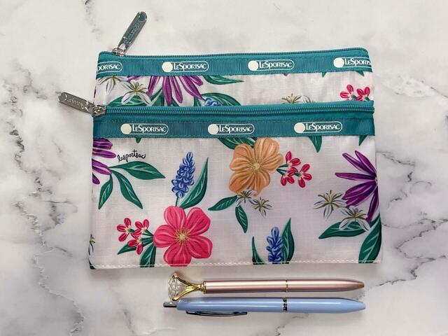 ペンも楽々収納できるサイズなので、文房具入れにも◎