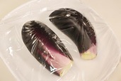【なすの冷凍保存方法】2．耐熱皿にのせ、ふんわりラップをして、2本（160g）あたり電子レンジ（600W）で2分30秒加熱する