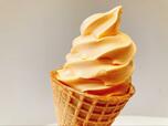 【セブン-イレブン　ワッフルコーン 北海道メロン】ソフトクリームは大きめの巻き方
