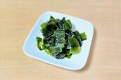 【理研ビタミン　そのまま使えるおさしみわかめ　500g　1028円】自然解凍するほか、冷水で解凍すると舌触りがよくなる