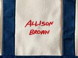 正面には「ALLISON BLOWN」のロゴ刺繍入り。レッドカラーがアクセントになっていてキュート！