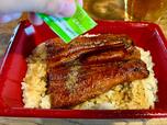 【ガスト うなぎ弁当】焼きダレをかけたあとは山椒をかけていただきます!