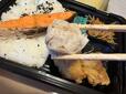 【ロピア 焼鮭弁当】脇役に見せかけて、焼売がしっかり美味！