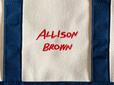 正面には「ALLISON BLOWN」のロゴ刺繍入り。レッドカラーがアクセントになっていてキュート!