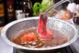 赤ワイン鍋のメインは「肉しゃぶ」