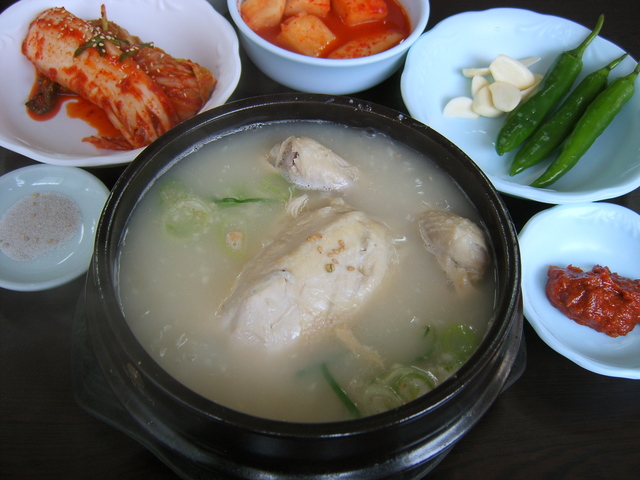 ソウルの専門店のサムゲタン。たいてい味が付いていないので、好みで塩を加える