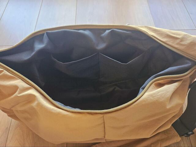 【studioCLIP からだよろこぶナイロンショルダーバッグ】バッグの裏面中側にはポケットが2つ。スマホや定期入れが入るくらいの大きさです