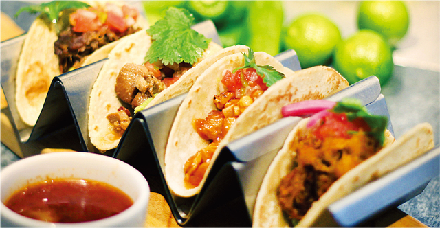 タコス4種(ビーフ、ポーク、チキン、フィッシュ)