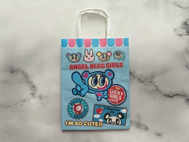 サイズは（約）縦13.5cm（持ち手含む）×横7.5cm×マチ2.8cm