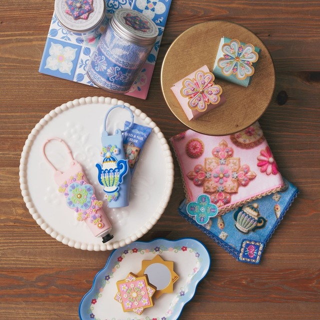【Afternoon Tea LIVING】トリベット ¥1,540、パッケージ入りミニタオル 各¥990、バスフィズ 各¥396、コンポートサーバーセット ¥6,600、ケース付きハンドクリーム 各¥1,100、ミニタオル 各¥990、ミラー 各¥1,100、プレート ¥1,980