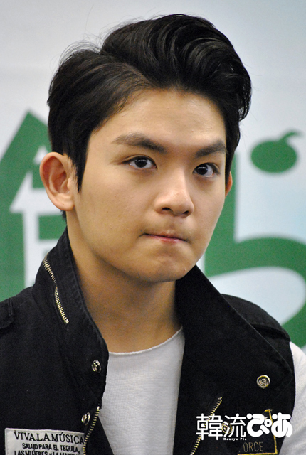 記者の質問に口をつむぐリッキー(TEENTOP)