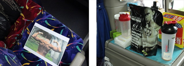 バスの中。左）各座席に置かれた「マッチョの取扱い説明書」  右）当然のようにプロテインも置かれている