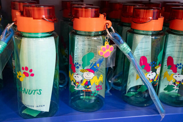 ストラップ付きドリンクボトル 3,200円｜ユニバーサル・スタジオ・ジャパン25周年グッズ