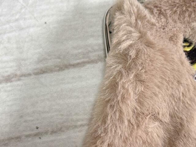 素材はポリエステル。なめらかで手触り抜群のエコファー生地です