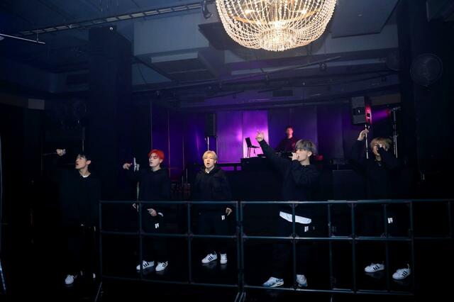 DJ RIONとのパフォーマンスを確認中。