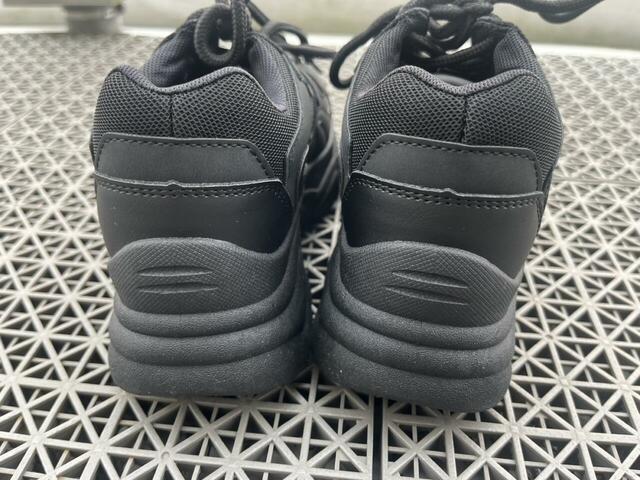 【ハニーズ ダッドスニーカー】重さは約440g。歩いていて足が疲れることはなく、快適に歩行できます◎