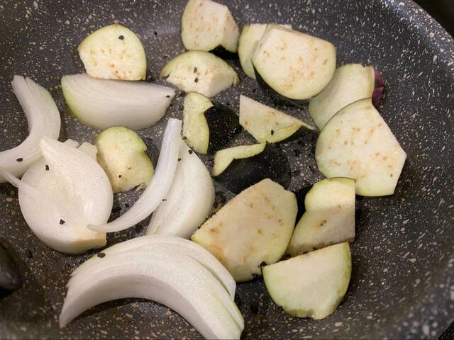 【カルディコーヒーファーム　スパイスアップ　ブラックガーリック（発酵黒にんにく）】付け合わせの野菜にもピッタリ！