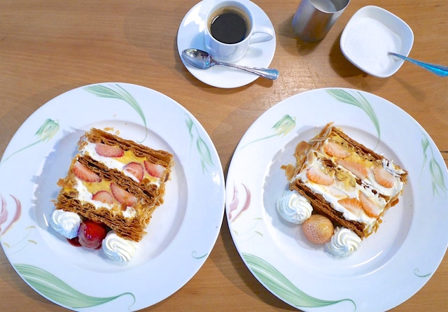 毎年定番の赤い苺の「KIHACHIのナポレオンパイ」（写真左）と、今年初登場の「KIHACHIの白い苺のナポレオンパイ」（写真右）