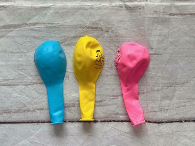 ピンク、イエロー、ブルーの3色の風船が入っています
