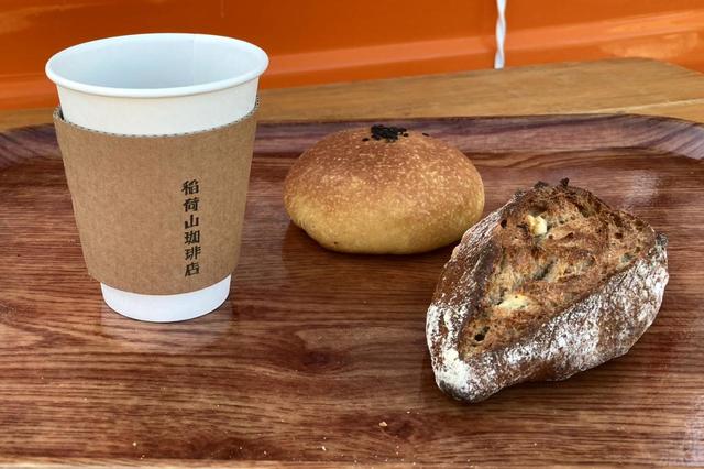 駐車場のテーブルで香り豊かなコーヒーと一緒にパンを賞味できる