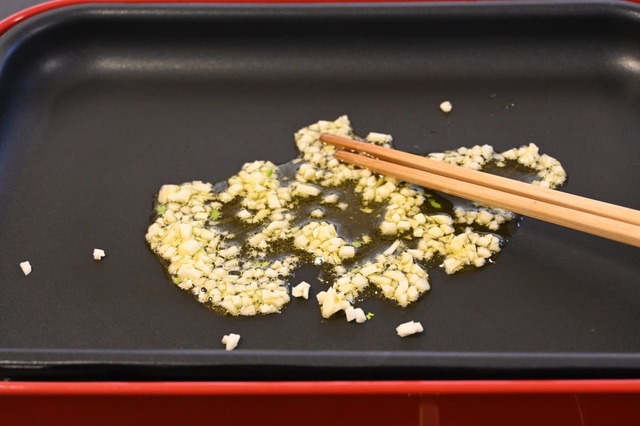 【むき海老とブロッコリーのガーリックオリーブオイル炒め】オリーブオイルでにんにくを炒める