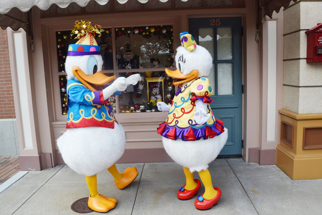 ラブラブなドナルドとデイジーを連続写真で