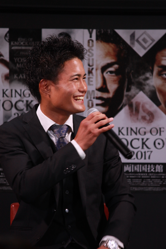 スーツのCMくるんじゃないかこの写真